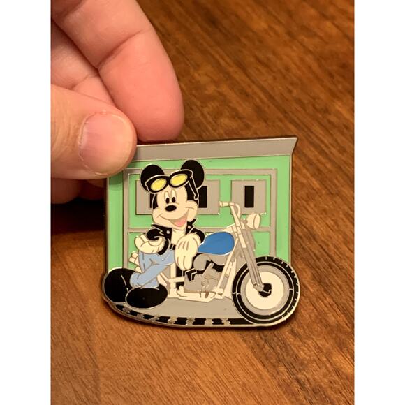 Mickey Mouse Motorcycle Limited Release Disney Trading Pin - Picture 1 of 2